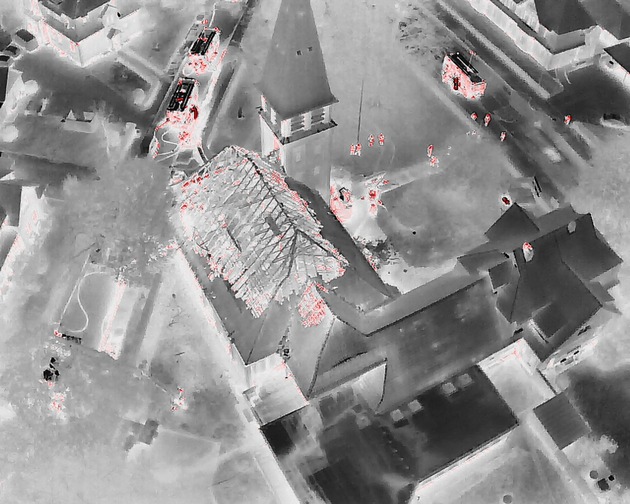 FW-HEI: Feuer zertört denkmalgeschützte Kirche