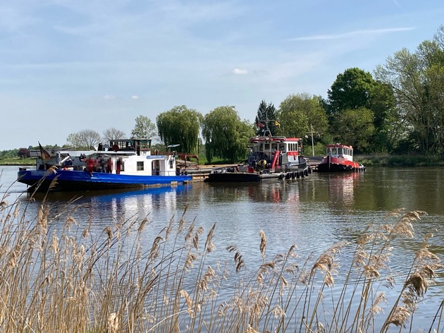 POL-DU: Petershagen/Duisburg: Maschinenausfall - Binnenschiff blockierte Weser bei Petershagen