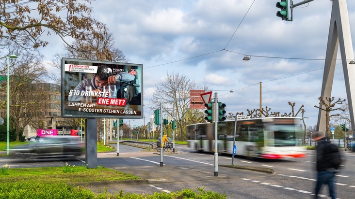 POL-K: 240820-1-K Verkehrssicherheits-Kampagne der Polizei Köln mit der Brauerei zur Malzmühle - Kampagne ist auf 111 Info-Tafeln zu sehen