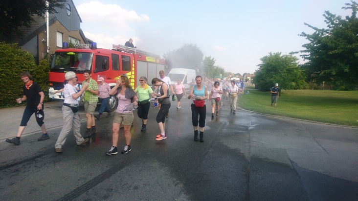 FW-WRN: Feuerwehr Werne sorgt für Abkühlung bei Werl-Wallfahrt