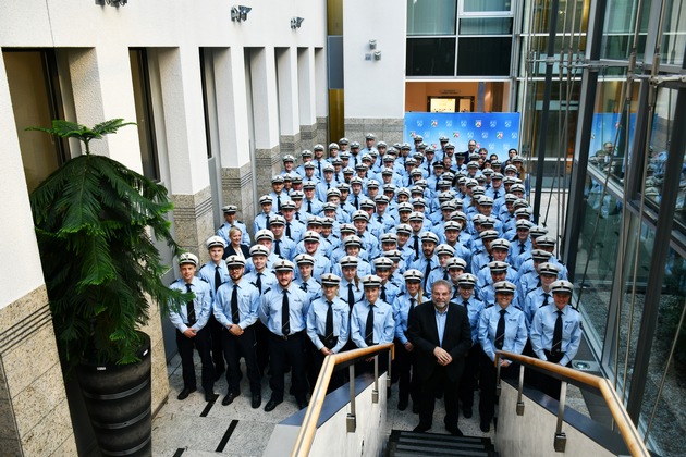 POL-D: Bilder zum heutigen Termin - Polizeipräsident Norbert Wesseler begrüßt 142 neue Polizeibeamtinnen und Polizeibeamte in der Landeshauptstadt