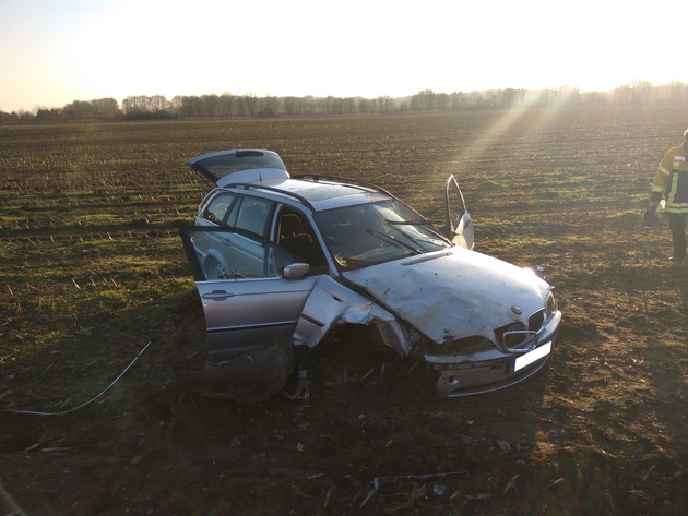 FW-KLE: BMW prallt gegen Straßenbaum/ Fahrer wird verletzt