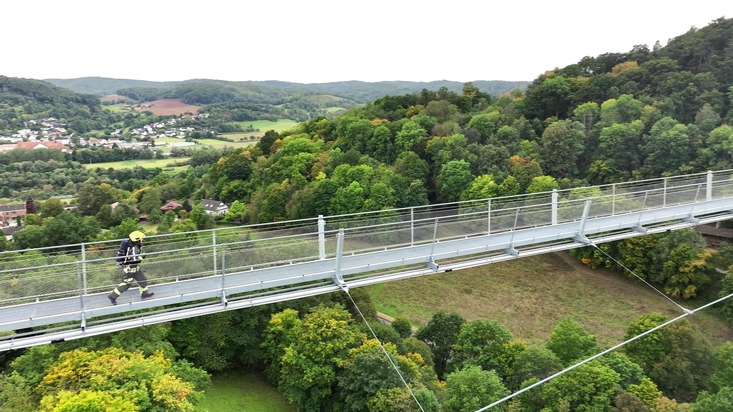 Feuerwehrstaffel aus Hessen läuft schnellste 10 Kilometer  auf Hängebrücke in Persönlicher Schutzausrüstung