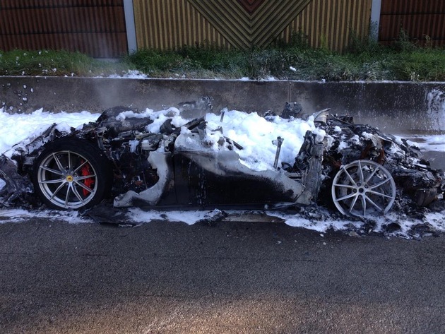 POL-VDKO: Brand eines Pkw Ferrari, Schaden ca. 1 Million Euro