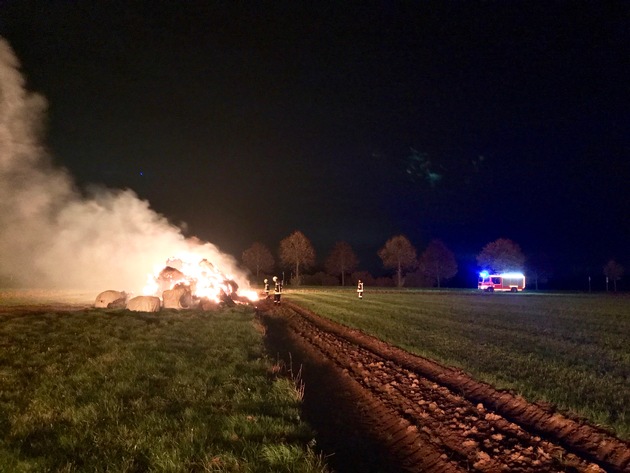 FW-NE: brennen ca.400 Strohballen in Kaarst