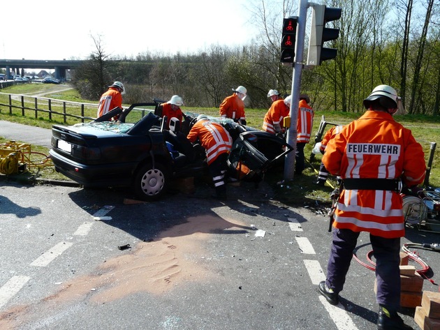 POL-WL: Beifahrerin nach Unfall im Pkw eingeklemmt ++ Vom Grundstück gefahren und Vorfahrt missachtet ++ Reifen im Wert von mehreren tausend Euro erbeutet ++ und weitere Meldungen