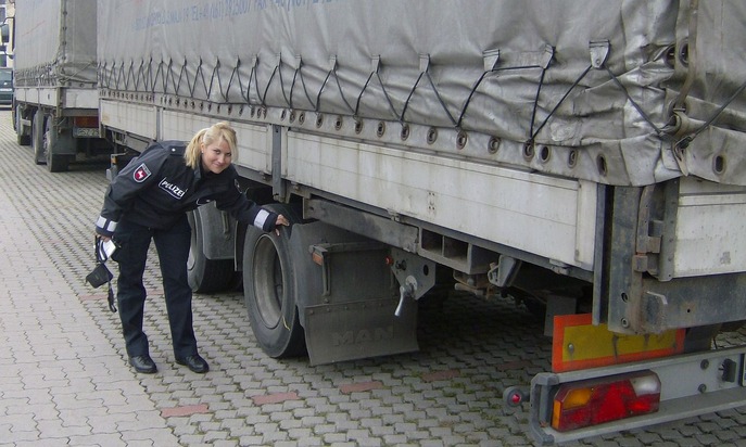 POL-NI: Autofahrer meldet schrottreifen Lkw -Bild im Download-