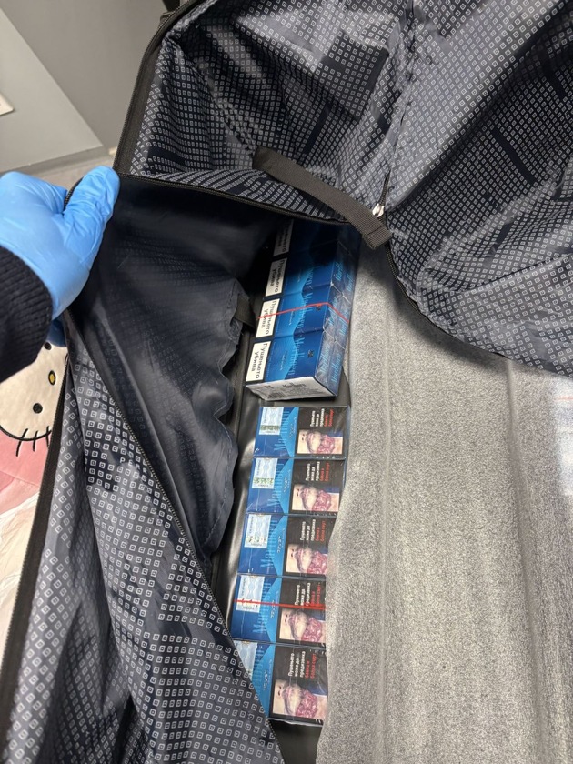 HZA-UL: Kontrollen am Bodensee-Airport/Zoll stoppt Zigarettenschmuggler und findet Softair-Waffe