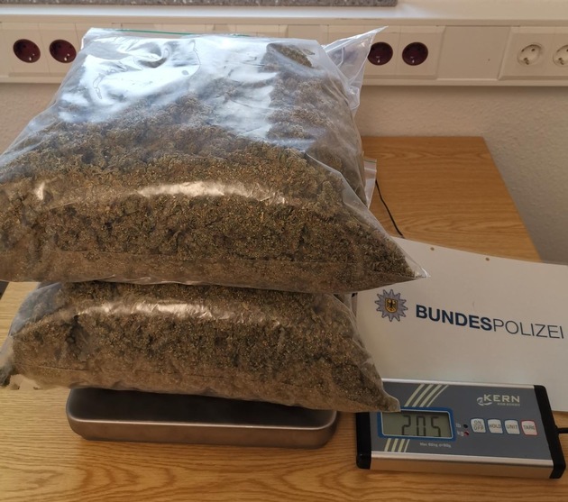BPOL NRW: Bundespolizei stellt zwei Kilogramm Marihuana auf der Autobahn 61 bei Nettetal sicher