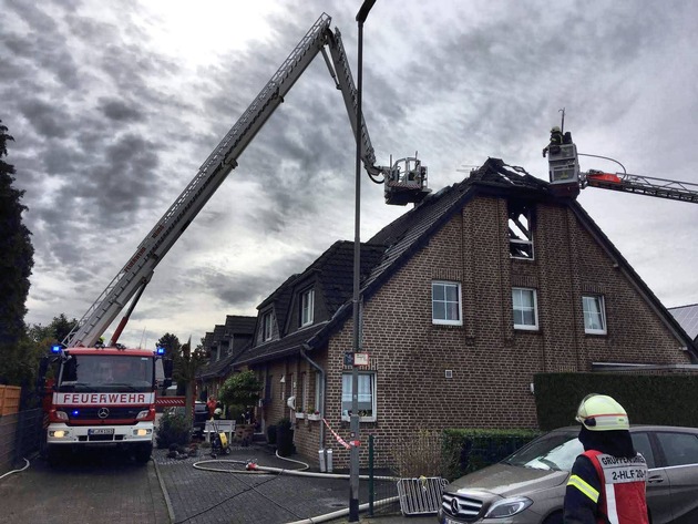FW-NE: Dachstuhlbrand einer Doppelhaushälfte