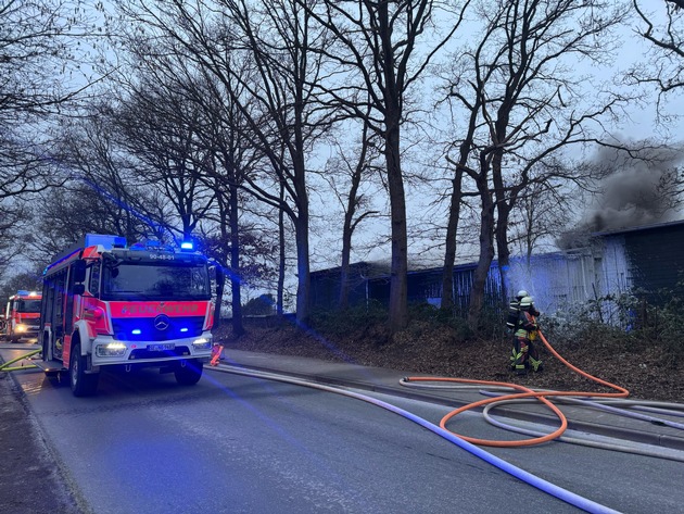 FW Norderstedt: Brand im Vereinsheim im Lemsahler Weg - Paralleleinsatz mit Menschenrettung in der Detlev-von-Liliencron-Straße