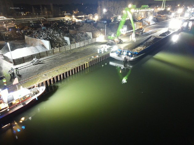 FW-DO: Frachtschiff nach Kollision mit Spundwand beschädigt