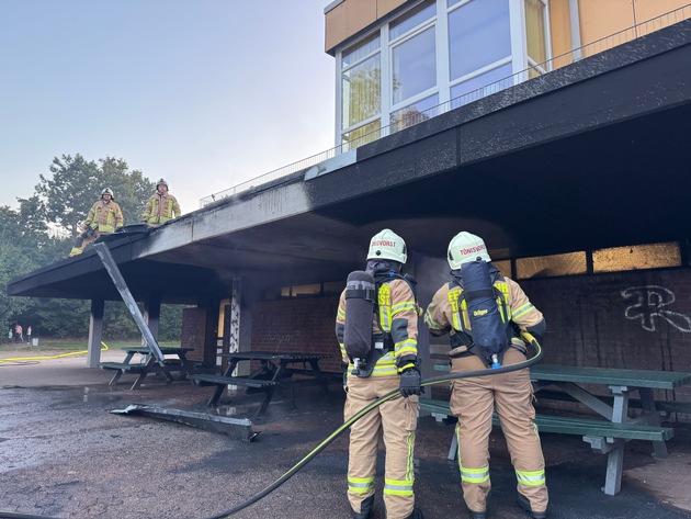 FW Tönisvorst: Ereignisreicher Samstagabend für die Freiwillige Feuerwehr Tönisvorst