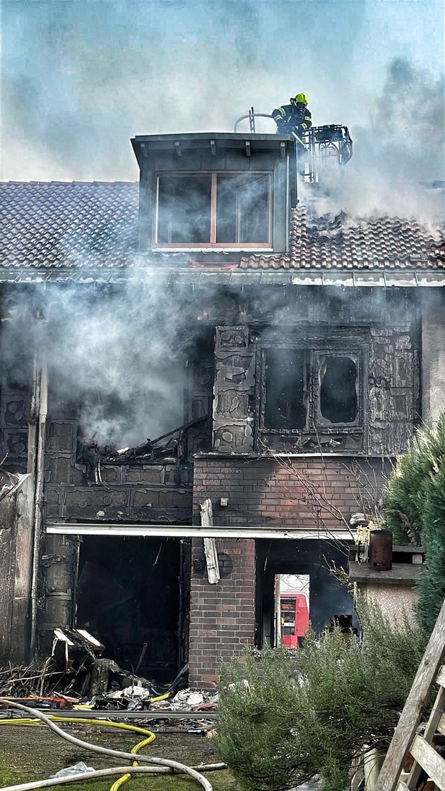 FW-NE: Ausgedehnter Wohnhausbrand | Vier Einfamilien-Reihenhäuser unbewohnbar | Keine Verletzten