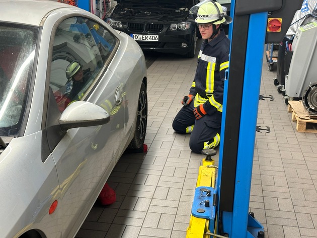 FW Beverungen: Erfolgreicher Dienstabend zum Thema &quot;Technische Rettung bei Verkehrsunfällen&quot;