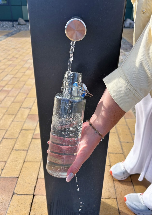 Der Tourismus-Service Fehmarn installiert einen öffentlichen Trinkbrunnen am Südstrand