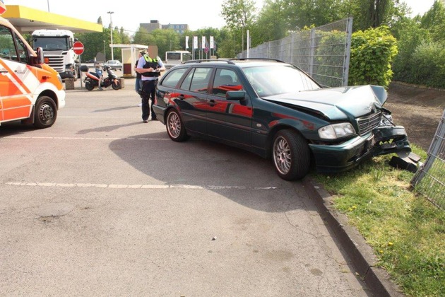 POL-DU: Obermeiderich: Fünf beschädigte Autos bei Verkehrsunfall