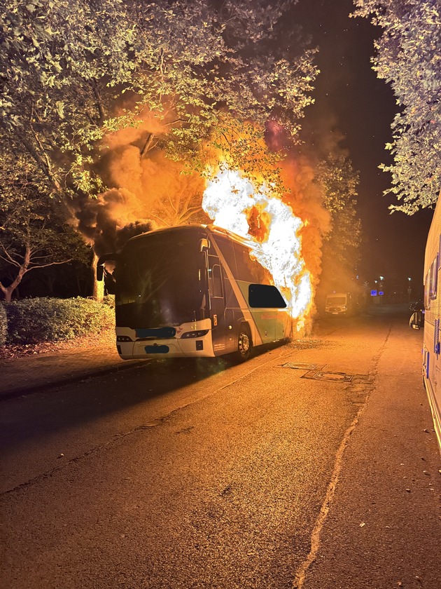 FW Düren: Feuerwehr Düren in der Nacht bei vier Einsätzen gleichzeitig gefordert