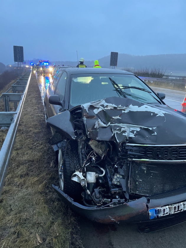 API-TH: Ohne zu blinken den Fahrstreifen gewechselt - zwei Verletzte nach Verkehrsunfall