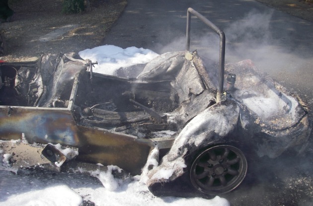 POL-DN: Sportwagen bei Rundfahrt komplett ausgebrannt