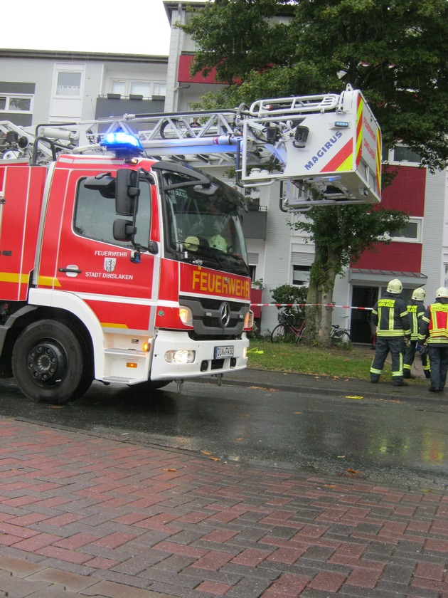 FW Dinslaken: Gasgeruch in einem Mehrfamiliengebäude