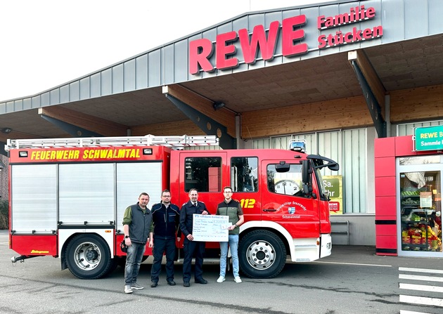 FFW Schwalmtal: Pfandbon-Sammelaktion von REWE Stücken in Amern: 1.300 Euro für die Feuerwehr Schwalmtal gespendet