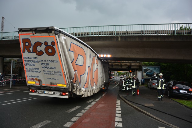 FW-MH: LKW bleibt unter Brücke stecken