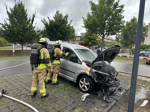 FW Weinheim: Brennender PKW in der Röntgenstraße und ausgelöste Brandmeldeanlage am Vormittag