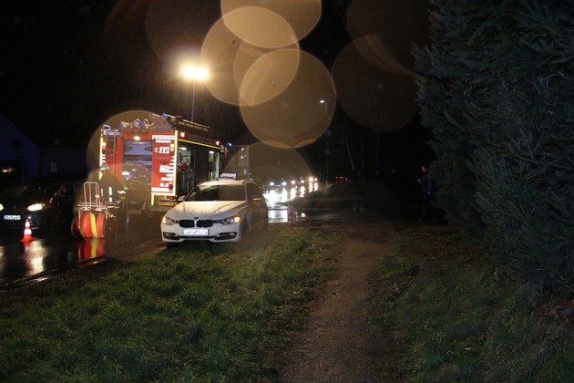 FW Menden: PKW verschwindet zwischen Bäumen - Sechs Leichtverletzte nach Verkehrsunfall