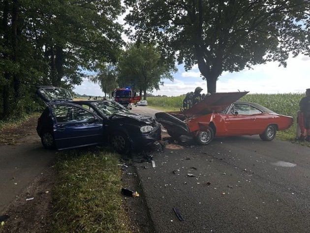 POL-STD: Unbekannter Autofahrer überholt Fahrzeuge, verursacht Unfall mit hohem Sachschaden und zwei Verletzten und flüchtet - Polizei sucht Zeugen und Verursacher