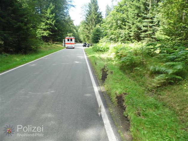 POL-PPWP: Motorradfahrer gerät in den Gegenverkehr