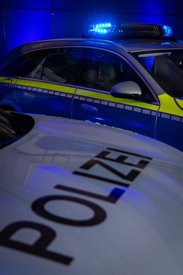 POL-HH: 260519-1. Neuer Hingucker in Hamburg: Peterwagen fahren künftig dauerhaft mit Blaulicht