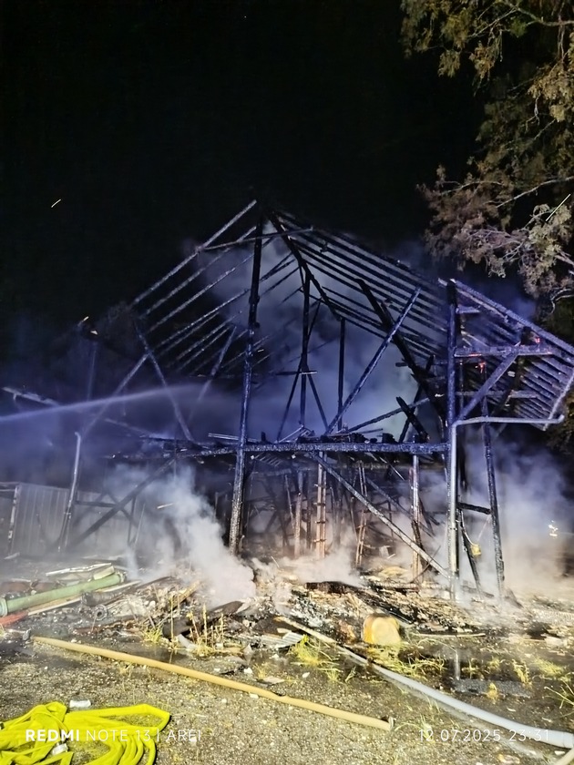LRA-Ravensburg: Brand einer Lagerhalle auf einer Industrie-Brache in Wangen im Allgäu