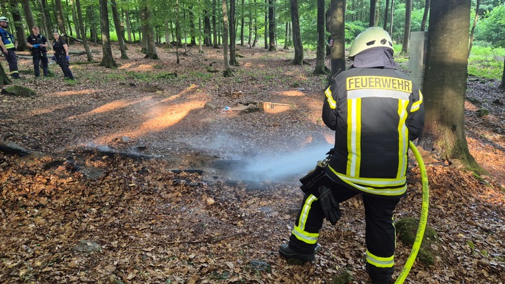 FW VG Westerburg: Aufmerksame Spazierg&auml;ngerin meldet Rauchentwicklung im Wald - Feuerwehr verhindert gro&szlig;en Waldbrand