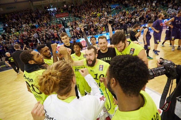 &quot;medi und medi bayreuth gehören zusammen&quot; / Basketball-Club und Hauptsponsor feiern Vertragsverlängerung und Sieg