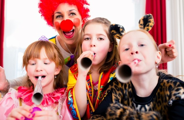 CosmosDirekt: Blickwinkel: Fasching feiern mit Kindern: Spaß haben trotz Corona-Pandemie