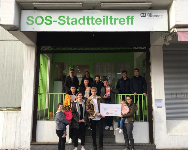 Pressemitteilung: 1.500 Euro für das SOS-Kinderdorf Düsseldorf: TEEKANNE und TEEPACK Azubis backen für den guten Zweck
