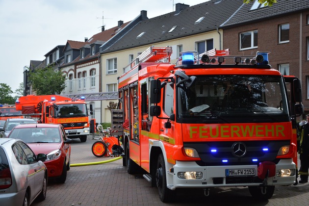 FW-MH: Zimmerbrand in Styrum - Bewohner eines Mehrfamilienhauses mussten ihre Wohnungen verlassen.