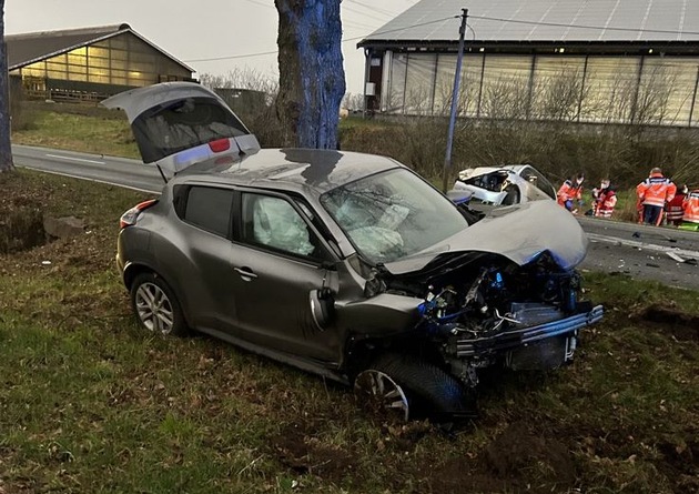POL-STD: Fünf zum Teil schwer verletzte Autoinsassen im Alter zwischen 4 und 39 Jahren bei Unfall in der Nähe von Ohrensen, Einbrecher in Harsefelder Einfamilienhaus