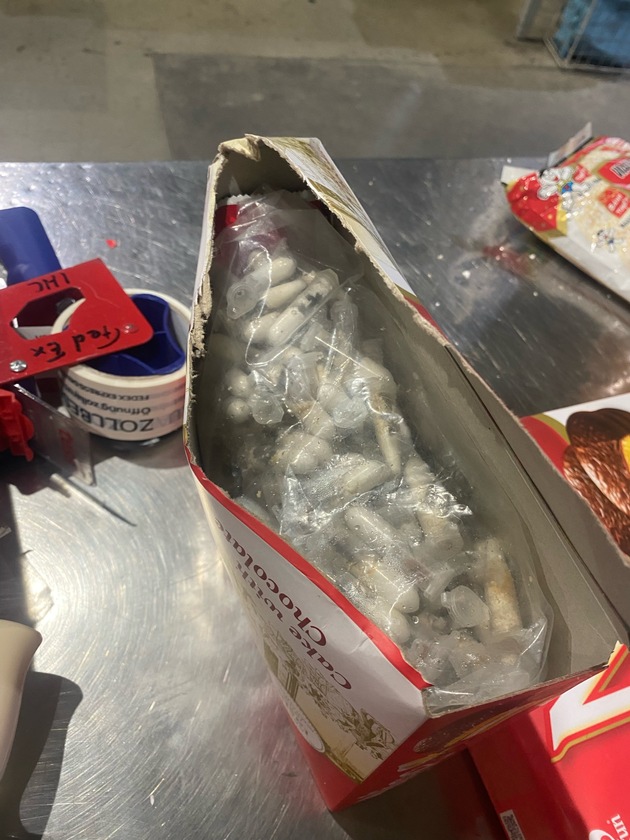 HZA-K: Kölner Zoll findet rund 1.500 Vogelspinnen versteckt in Keksverpackungen / Schmuggelpaket aus Vietnam war auf dem Weg ins Sauerland