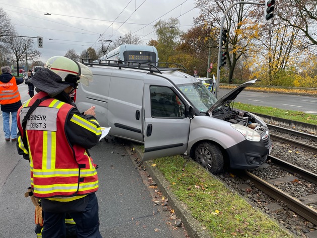 FW-BO: Verkehrsunfall zwischen PKW und Straßenbahn