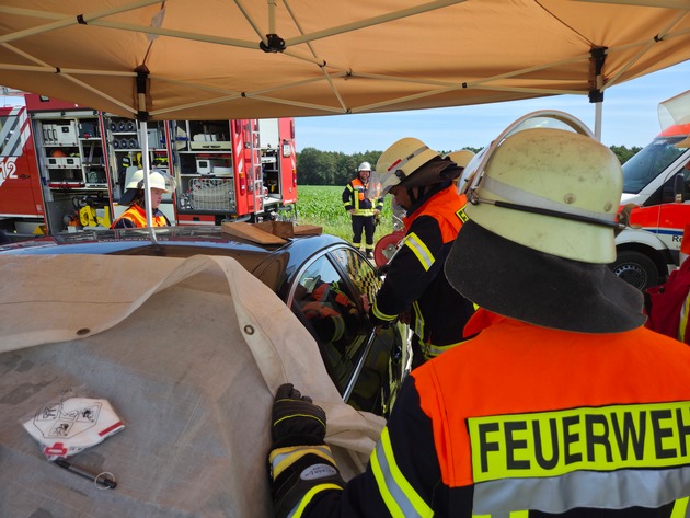 FW-ROW: Kinder bei 30 Grad im Fahrzeug eingeschlossen