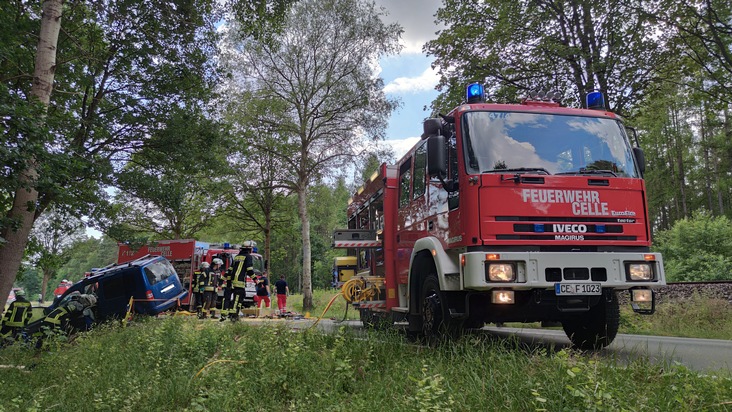 FW Celle: Verkehrsunfall mit eingeklemmter Person in Hustedt
