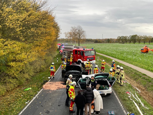 FW Lehrte: 5 Verletzte bei Verkehrsunfall auf der L413 bei Sievershausen