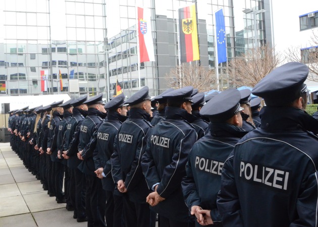 BPOLD FRA: Feierliche Vereidigung: 118 neue Polizeimeisterinnen und Polizeimeister der Bundespolizeidirektion Flughafen Frankfurt am Main legen den Diensteid auf das Grundgesetz ab
