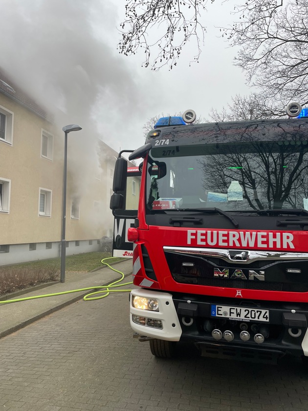FW-E: Wohnungsbrand in einem Mehrfamilienhaus - eine Person schwer verletzt