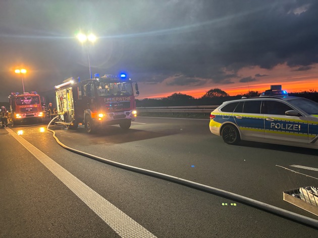 FW-ROW: Mercedes-Benz SUV brennt vollständig aus