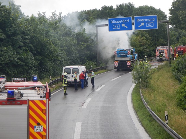 FW-MG: Brand eines 40 Tonnen Autokrans