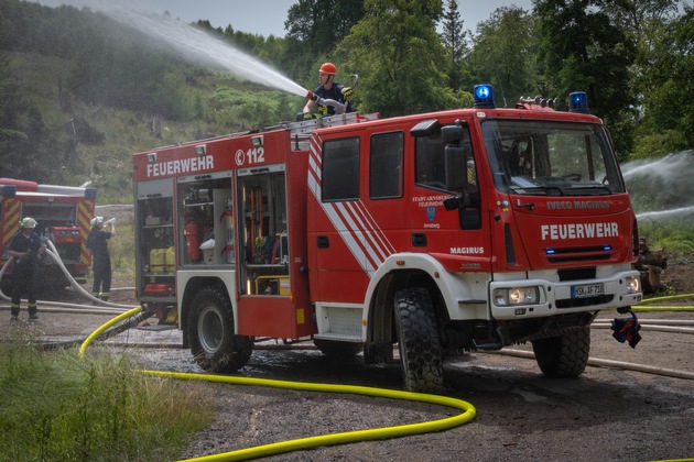 FW-AR: Die Jugendfeuerwehr der Stadt Arnsberg übt die Bekämpfung von Waldbränden