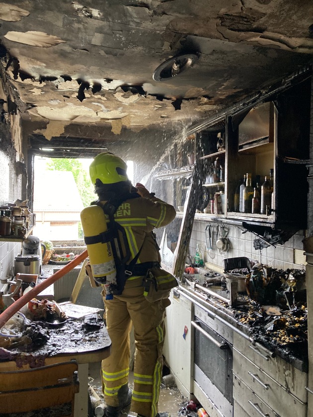 FW Ratingen: Wohnungsbrand mit Gebäudeschaden - Feuerwehr Ratingen im Einsatz
